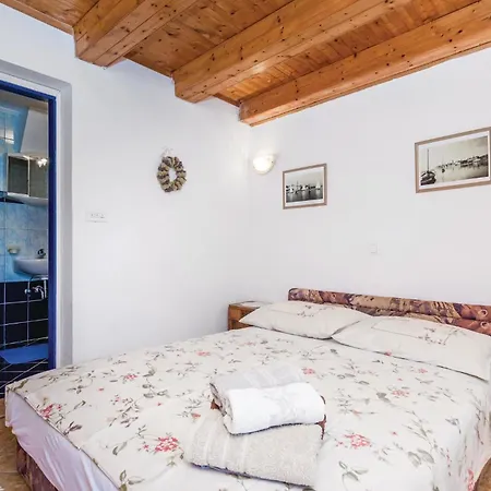 Holiday home 3 Bedroom Awesome Home In Supetarska Draga